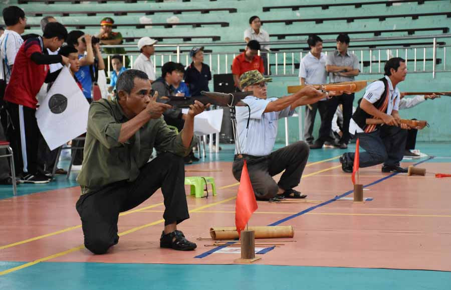  Người cao tuổi thi đấu môn bắn nỏ. Ảnh: H.P