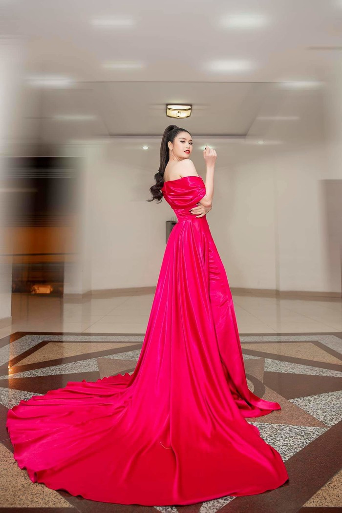  Phần tà dài phía sau tạo nên độ hoành tráng, lộng lẫy, tôn lên từng bước đi của người mặc.