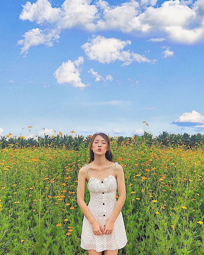 Một chiếc váy hai dây họa tiết chấm bi đủ giúp Khánh Vy khoe khéo làn da trắng min cùng vẻ đẹp dịu dàng, ngọt ngào.