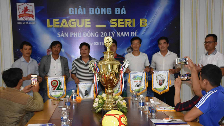 Ban tổ chức trao cờ lưu niệm cho các đội tham dự tại giải đấu. Ảnh: Hà Phương