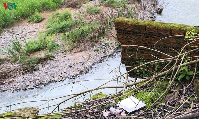 Nhiều điểm sạt lở vào các nhà dân.