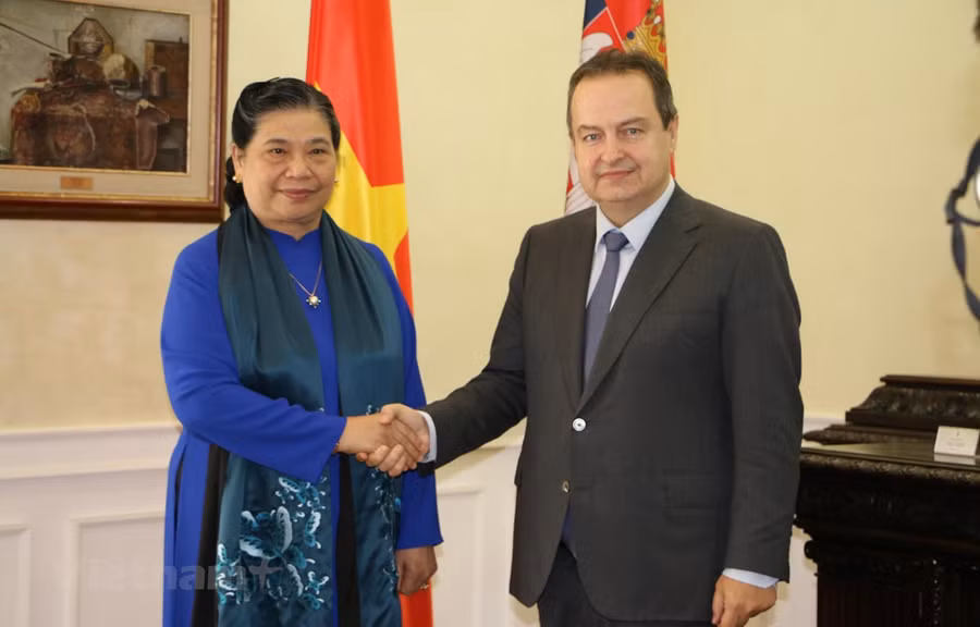 Phó Chủ tịch Thường trực Quốc hội gặp Phó Thủ tướng Thứ nhất Serbia Ivica Dacic. (Ảnh: Trần Hiếu/TTXVN)