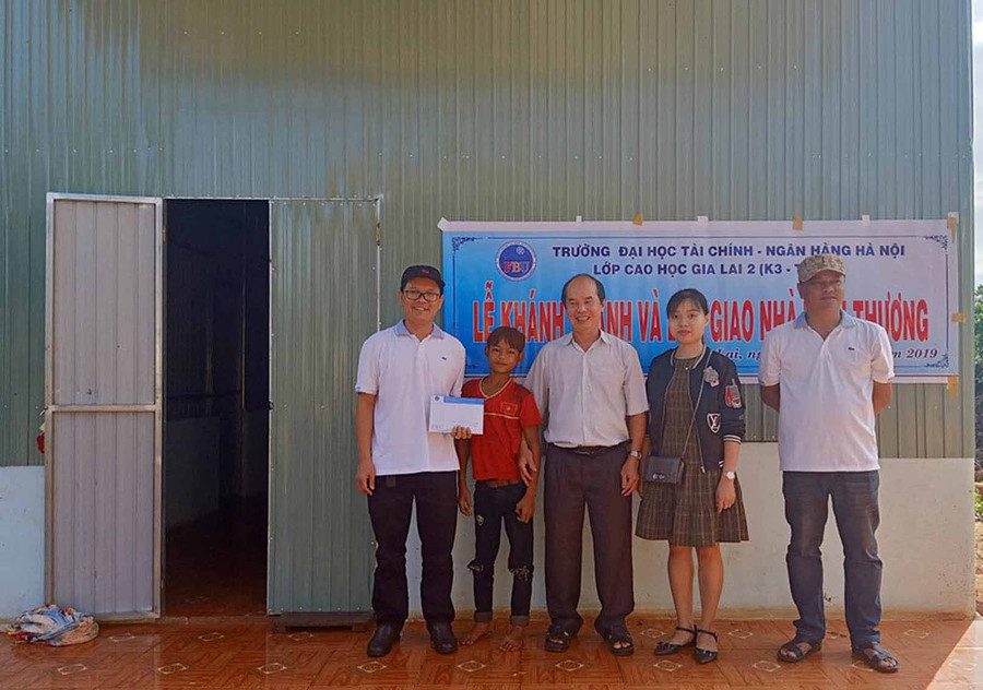 Quang cảnh lễ trao nhà tình thương cho em Đinh Quang. Ảnh: Hà Phương