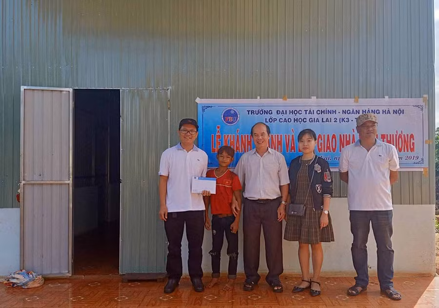 Quang cảnh lễ trao nhà tình thương cho em Đinh Quang. Ảnh: Hà Phương