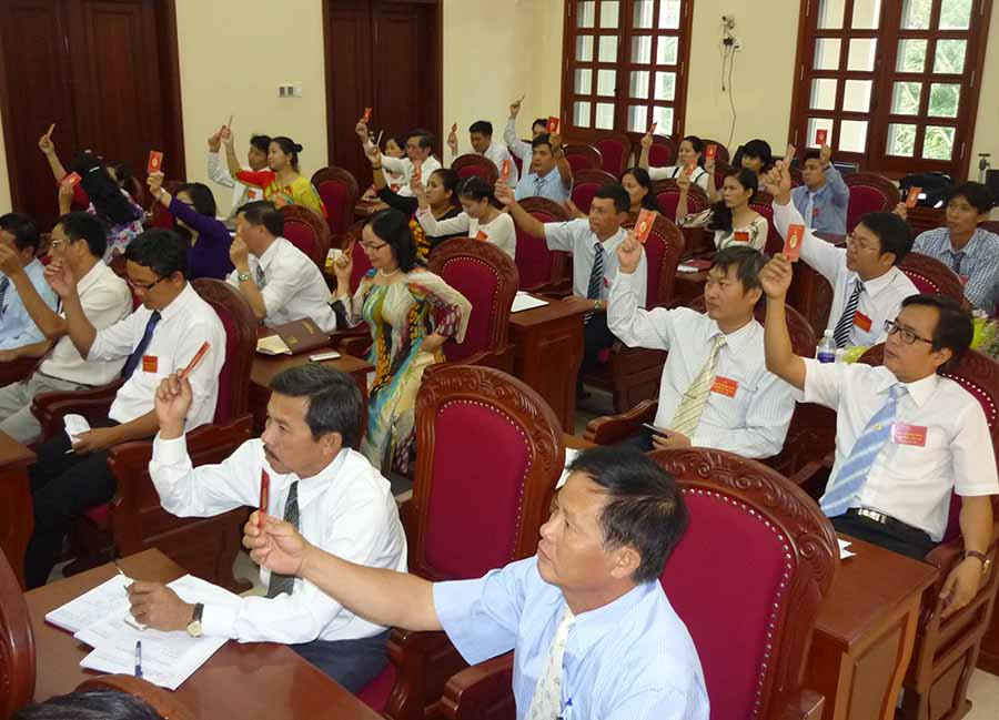  Đảng viên Đảng bộ Văn phòng Tỉnh ủy biểu quyết các chỉ tiêu công tác. Ảnh: T.N