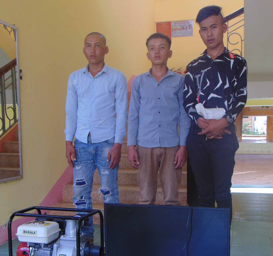 Siu Hức và Siu Ka đứng bên ngoài. Ảnh: Cúc Phương