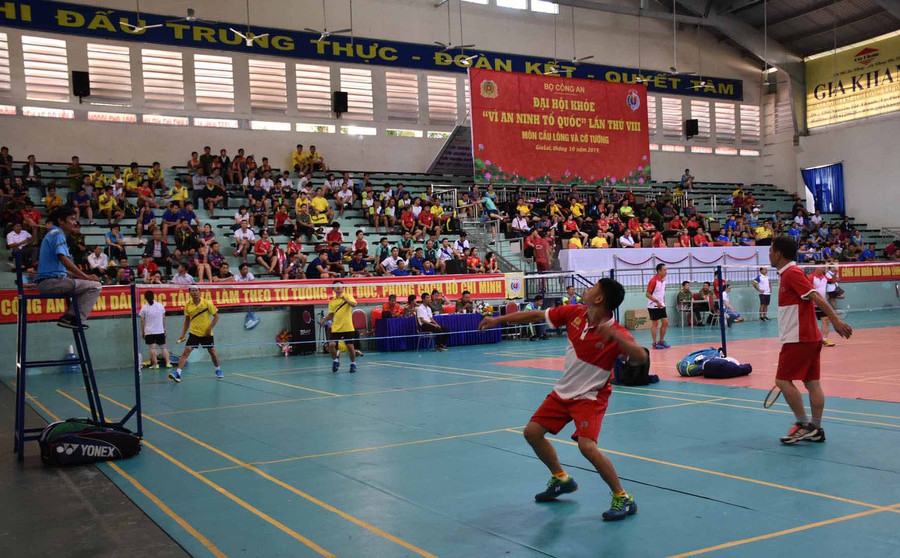 Sau lễ khai mạc các đơn vị tham gia thi đấu ở môn cầu lông. Ảnh: Hà Phương