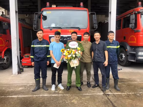 Gia đình Hoàng Giang cũng đến thăm đội Cảnh sát PCCC quận Ba Đình (Hà Nội) để cảm ơn - Ảnh do nhân vật cung cấp