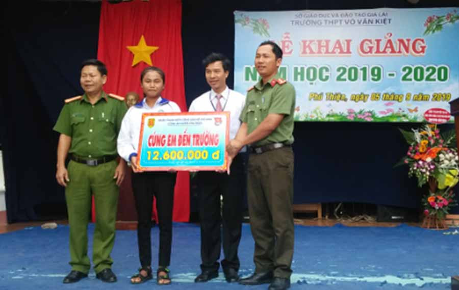  Đoàn cơ sở Công an huyện Phú Thiện trao học bổng cho em Rmah HBích, học sinh Trường THPT Võ Văn Kiệt. Ảnh: H.M