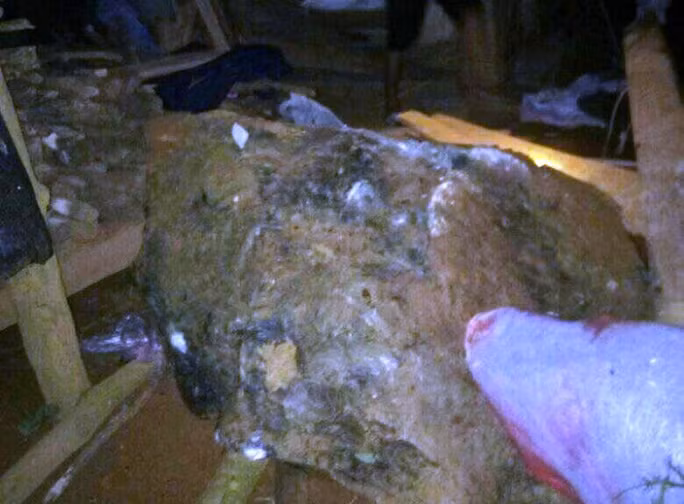 Tảng đá lớn từ trên núi rơi xuống lăn vào nhà dân khiến bé 11 tuổi gặp nạn tử vong