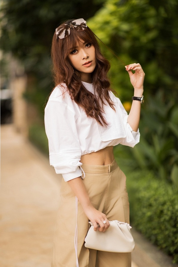 Bên cạnh đó, cách phối phụ kiện của người đẹp sinh năm 1993 cũng được đánh giá cao. Chân dài kết hợp với túi xách cầm tay đơn giản màu trắng, kính mát cùng hoa tai bản to giúp gây ấn tượng với người đối diện. Bên cạnh đó, cách phối phụ kiện của người đẹp sinh năm 1993 cũng được đánh giá cao. Chân dài kết hợp với túi xách cầm tay đơn giản màu trắng, kính mát cùng hoa tai bản to giúp gây ấn tượng với người đối diện.