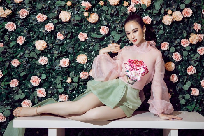 Trang phục được nhận định là cực kỳ phù hợp, tôn lên đôi chân và làn da nõn nà của nữ diễn viên. Ít khi xuất hiện nhưng quả thật, lần nào Angela Phương Trinh cũng biết cách khiến khán giả mê mẩn.