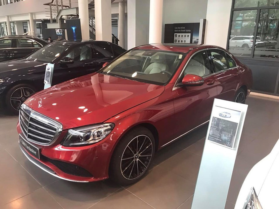 Các mẫu xe Mercedes C 200, C 200 Exclusive và GLC 200 được ưu đãi tặng tiền mặt và phụ kiện trị giá 150 triệu đồng kèm quà tặng như gói chăm sóc xe, bảo hiểm vật chất
