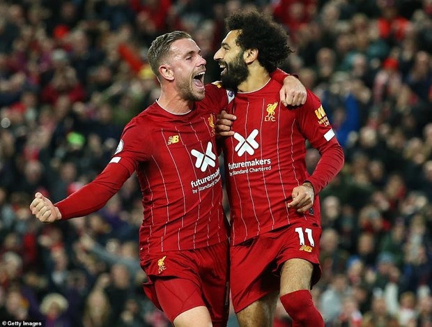 Salah (phải) mang 3 điểm về cho Liverpool.