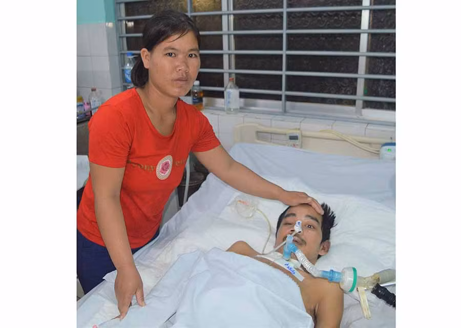  Chị Lam chăm sóc chồng tại bệnh viện. Ảnh: Đ.Y