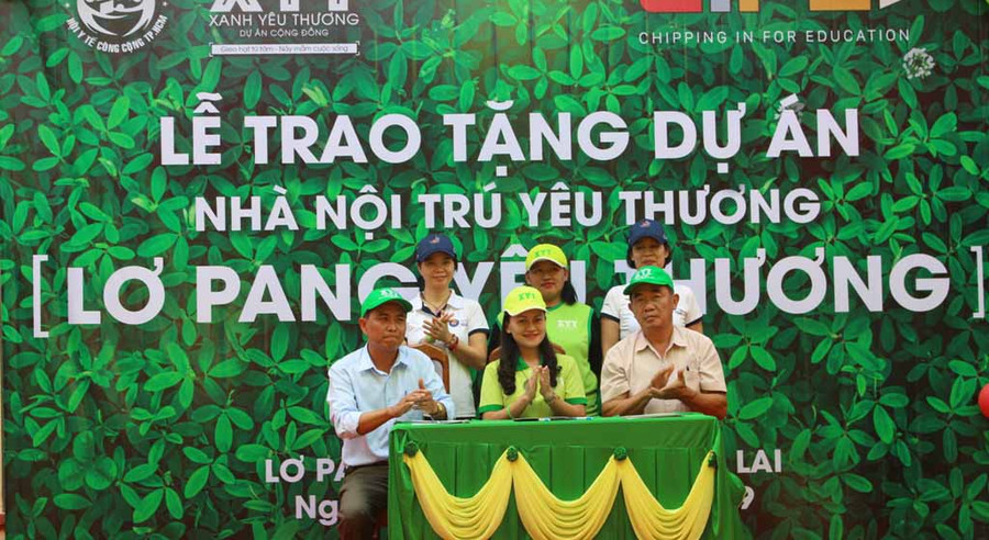 Đại diện các đơn vị ký kết bàn giao dự án Nhà nội trú yêu thương. Ảnh Phan Lài