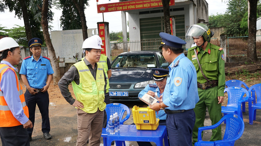 Ông Nguyễn Xuân Cường, Phó tổng Cục trưởng Tổng cục Đường bộ Việt Nam (áo vàng) kiểm tra công tác kiểm soát tải trọng ở Kon Tum.