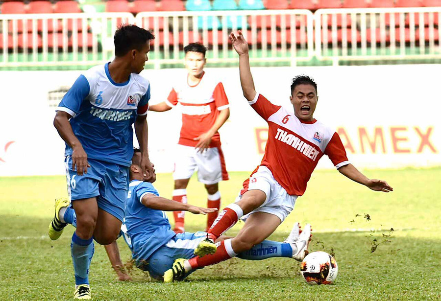 U21 Hồng Lĩnh Hà Tĩnh (phải) đã dừng bước ở bán kết. Ảnh: Văn Ngọc