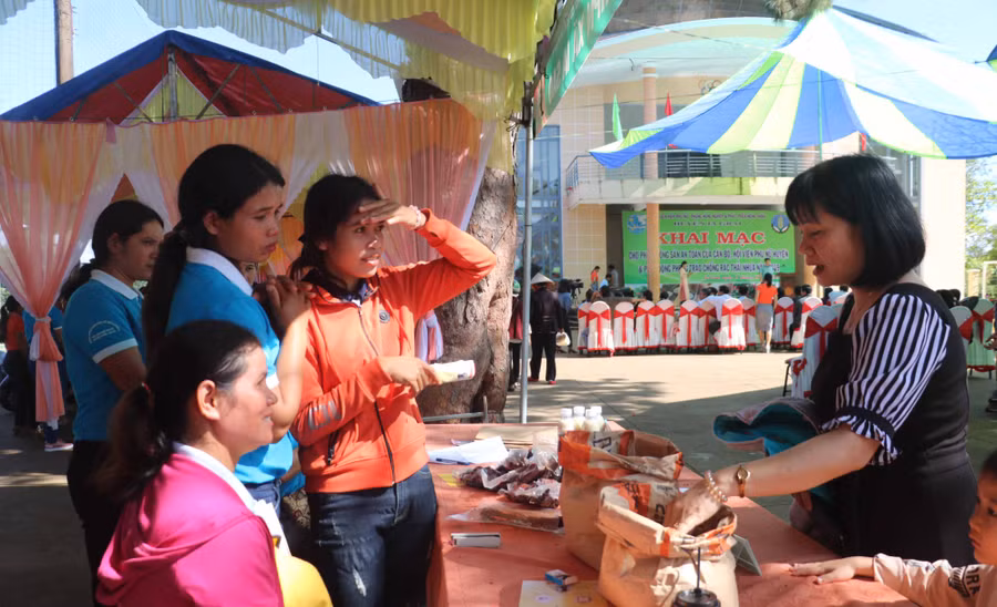 Phiên chợ trưng bày các sản phẩm đặc trưng của các tổ chức, cán bộ, hội viên phụ nữ đang sản xuất. Ảnh: Hồng Thương