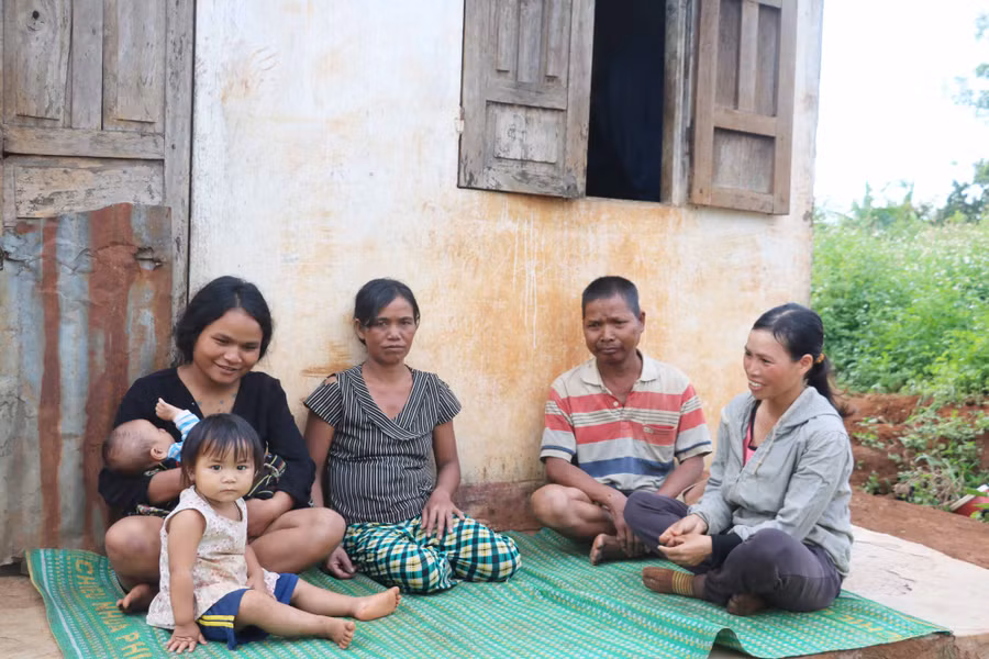  Thành viên CLB trao đổi với gia đình bà Kpuih Jip về hệ lụy của tảo hôn. Ảnh: H.T