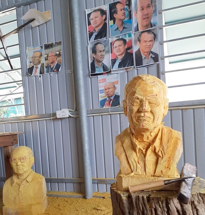 Trong căn phòng làm việc của anh Hoàng dán nhiều ảnh của bầu Đức và HLV Park Hang Seo. Tượng bầu Đức vẫn chưa xong. Ảnh: NVCC Trong căn phòng làm việc của anh Hoàng dán nhiều ảnh của bầu Đức và HLV Park Hang Seo. Tượng bầu Đức vẫn chưa xong. Ảnh: NVCC