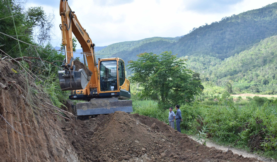 Mở đường vào rừng thông. Ảnh: Nguyễn Tú