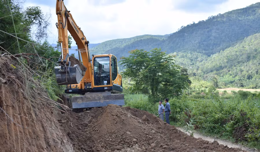 Mở đường vào rừng thông. Ảnh: Nguyễn Tú