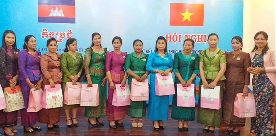 Hội Liên hiệp Phụ nữ tỉnh Gia Lai tặng quà lưu niệm cho Sở Công tác phụ nữ tỉnh Stung Treng. Ảnh: Hoàng Ngọc