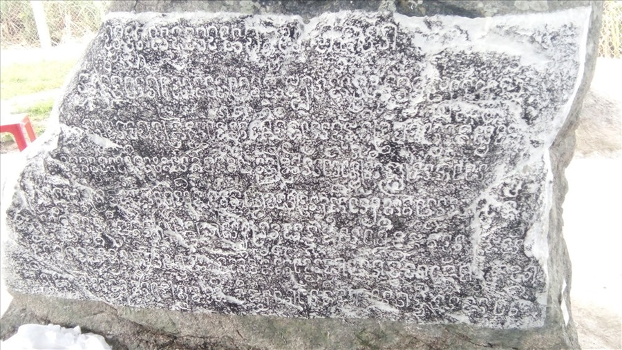 Bản ký tự chữ Chăm Pa được làm sáng để dễ dịch. Ảnh Nguyễn Quang Tuệ