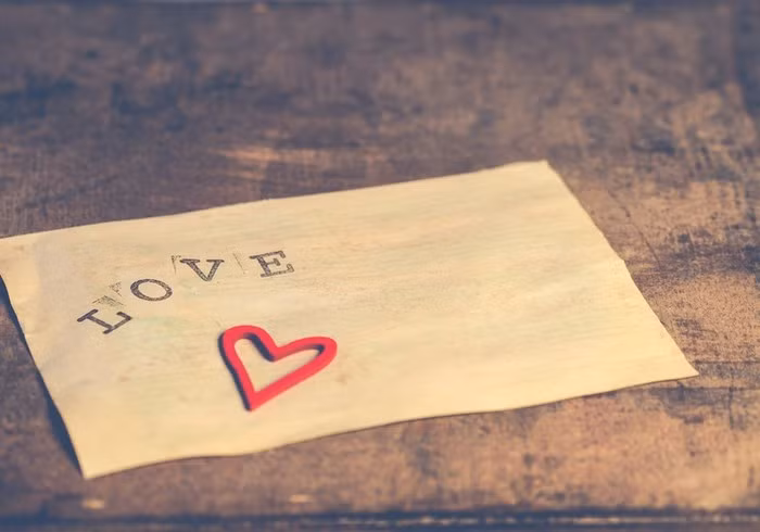  Giáo sư 97 tuổi viết thư tình cho vợ suốt 64 năm. Ảnh minh họa