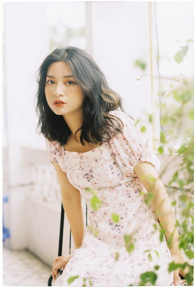 Mới đây, những hình ảnh của Thùy Linh được đăng tải trên một fanpage mạng xã hội, thu hút hàng ngàn lượt bình luận khen ngợi và chia sẻ. Bỗng nhiên trở nên nổi tiếng nên cô nàng tỏ ra hết sức ngạc nhiên: “Những hình này mình chụp lâu lắm rồi nhưng cũng có bạn mất công đào lại và đăng lên. Vậy nên, mình cảm thấy rất bất ngờ khi được mọi người quan tâm và gửi nhiều lời mời kết bạn như vậy”.