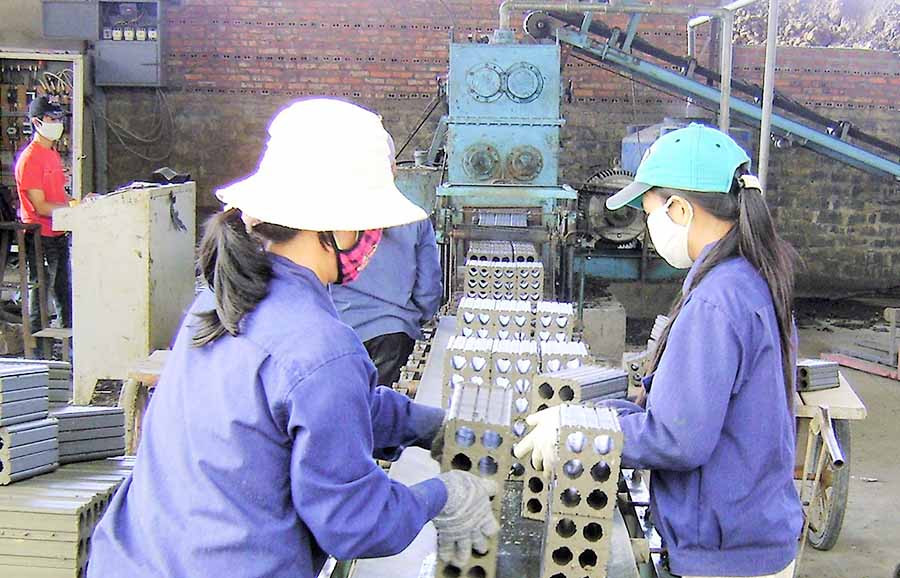 Người lao động tham gia bảo hiểm thất nghiệp khi bị mất việc được nhận trợ cấp thất nghiệp, hỗ trợ học nghề, giới thiệu việc làm. Ảnh: Đ.Y Người lao động tham gia bảo hiểm thất nghiệp khi bị mất việc được nhận trợ cấp thất nghiệp, hỗ trợ học nghề, giới thiệu việc làm. Ảnh: Đ.Y