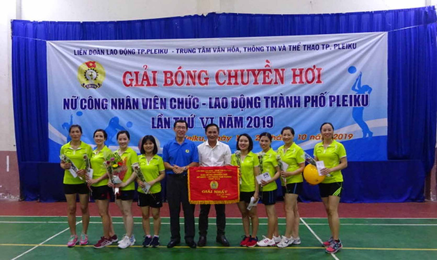 Ban tổ chức trao giải nhất cho đội cụm công đoàn cơ sở số 5. Ảnh: Hà Phương