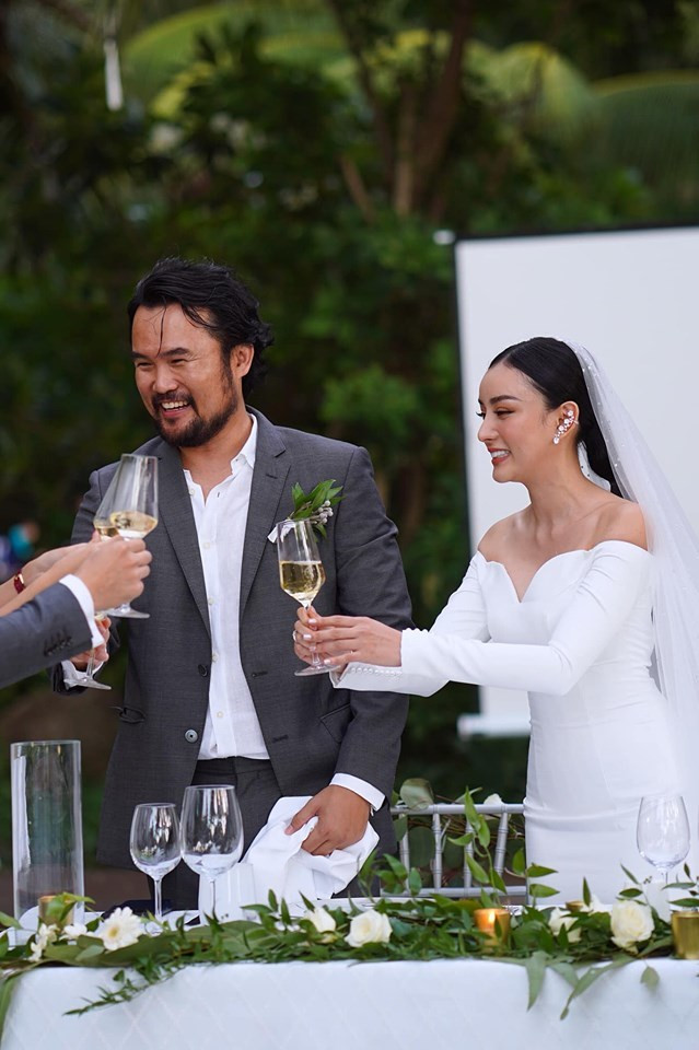 Vợ chồng Angela Chu trong ngày cưới.  Vợ chồng Angela Chu trong ngày cưới.