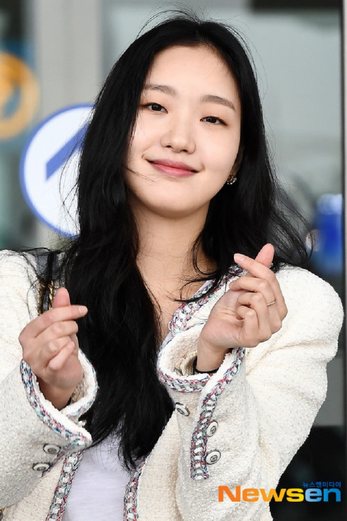 Đôi mắt một mí đặc trưng, nụ cười tỏa nắng và thần thái cuốn hút là những yếu tố khiến nữ diễn viên trở thành gương mặt được yêu thích của nhiều đạo diễn phim ảnh, các trang tạp chí, nhãn hàng danh tiếng cũng như hàng loạt show thời trang quốc tế.