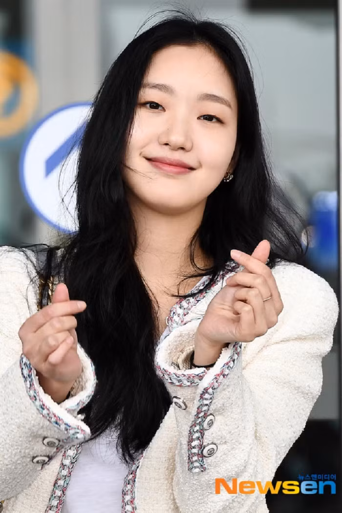 Đôi mắt một mí đặc trưng, nụ cười tỏa nắng và thần thái cuốn hút là những yếu tố khiến nữ diễn viên trở thành gương mặt được yêu thích của nhiều đạo diễn phim ảnh, các trang tạp chí, nhãn hàng danh tiếng cũng như hàng loạt show thời trang quốc tế.