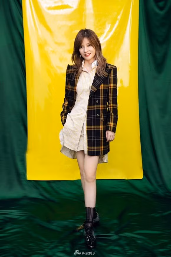 Triệu Vy chọn cho mình bộ cánh trẻ trung trước khi chuẩn bị lên sóng truyền hình