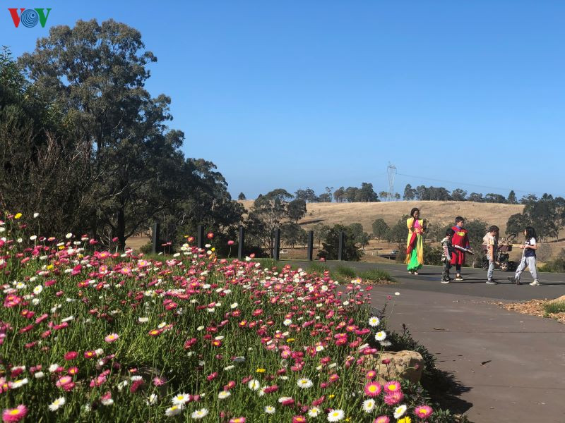 Mùa xuân là lúc thời tiết ấm áp và nắng đẹp cũng làm nhiều người muốn khoác lên mình bộ trang phục đẹp để đi dạo chơi trong vườn hoa.