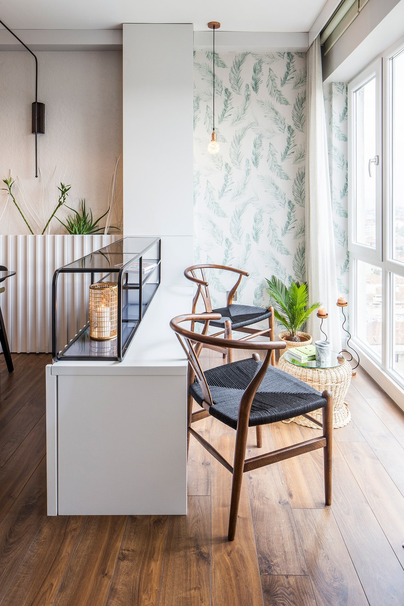 Chủ nhân đặt một vách ngăn tạm giữa bàn ăn với cửa sổ để làm nơi thư giãn, ngắm nhìn thành phố từ trên cao.