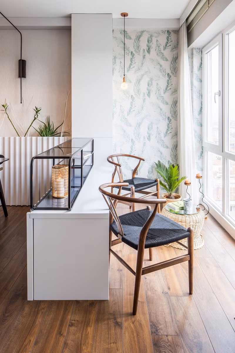 Chủ nhân đặt một vách ngăn tạm giữa bàn ăn với cửa sổ để làm nơi thư giãn, ngắm nhìn thành phố từ trên cao. Chủ nhân đặt một vách ngăn tạm giữa bàn ăn với cửa sổ để làm nơi thư giãn, ngắm nhìn thành phố từ trên cao.