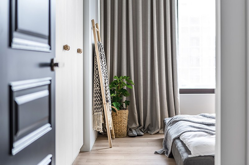 Phòng ngủ chính đặt ở cuối nhà là không gian riêng tư dành cho đôi vợ chồng trẻ. Phòng ngủ chính đặt ở cuối nhà là không gian riêng tư dành cho đôi vợ chồng trẻ.