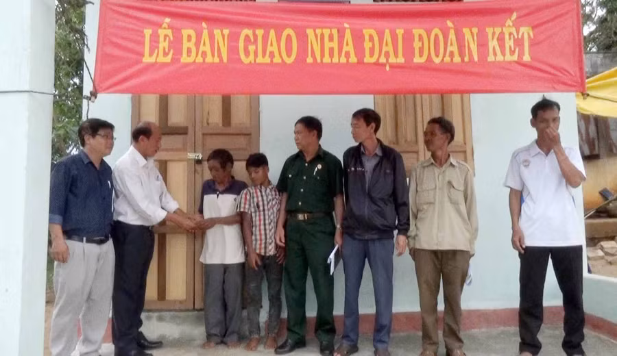 Quang cảnh lễ bàn giao nhà đại đoàn kết cho gia đình ông Loaih. Ảnh: Hà Phương