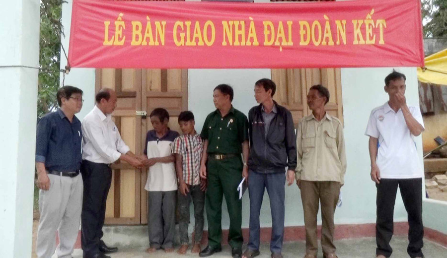 Quang cảnh lễ bàn giao nhà đại đoàn kết cho gia đình ông Loaih. Ảnh: Hà Phương