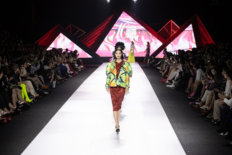 Được tiếp xúc với nghệ thuật cải lương sau khi cộng tác cùng dự án phim Song Lang, và đồng thời lấy cảm hứng từ vở cải lương quen thuộc một thời “Mỵ Châu - Trọng Thuỷ”, nhà thiết kế Thuỷ Nguyễn đã cho ra đời BST “Mỵ Châu”