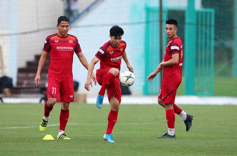  Các cầu thủ Việt Nam tập luyện chuẩn bị cho trận gặp Malaysia. Ảnh: H.T