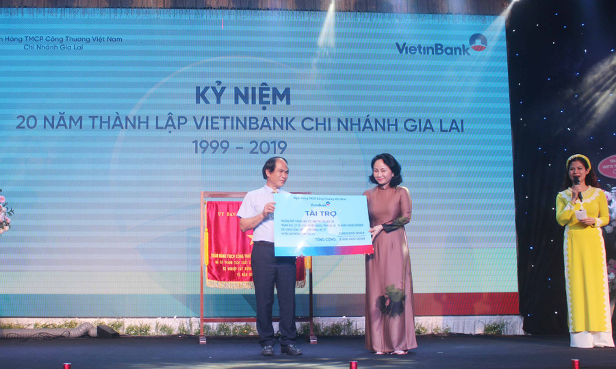 Ông Võ Ngọc Thành- Phó Bí thư Tỉnh ủy, Chủ tịch UBND tỉnh nhận bảng tài trợ an sinh xã hội năm 2019 của Vietinbank do bà Trần Thu Huyền- Ủy viên Hội đồng Quản trị, Giám đốc Khối nhân sự Ngân hàng TMCP Công thương Việt Nam trao tặng. Ảnh: Sơn Ca