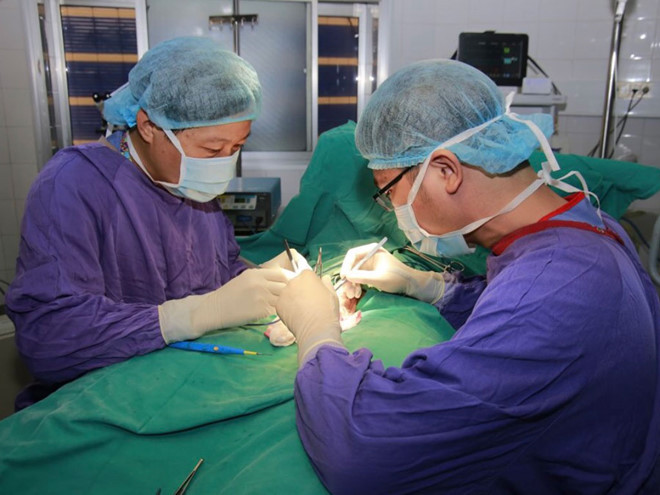 Một ca phẫu thuật cho bệnh nhân bị xoắn tinh hoàn - Ảnh: Thúy Anh  Một ca phẫu thuật cho bệnh nhân bị xoắn tinh hoàn - Ảnh: Thúy Anh