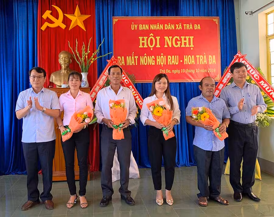  Lãnh đạo TP. Pleiku tặng hoa cho Ban Chủ nhiệm Nông hội rau-hoa xã Trà Đa. Ảnh: P.V