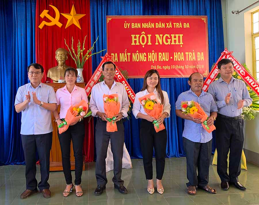  Lãnh đạo TP. Pleiku tặng hoa cho Ban Chủ nhiệm Nông hội rau-hoa xã Trà Đa. Ảnh: P.V
