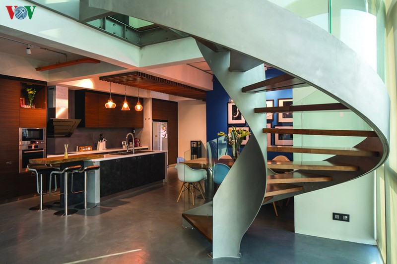 Ngoài những yêu cầu riêng cho kiến trúc sư về công năng, không gian và tiện nghi, chủ nhà là một người kinh doanh ngành sắt thép nên muốn có những dấu ấn nghề nghiệp trong căn hộ của mình. Điểm nhấn chính là cầu thang xoắn ốc bằng thép ở khoảng thông tầng để đi từ tầng dưới lên tầng trên. Ngoài những yêu cầu riêng cho kiến trúc sư về công năng, không gian và tiện nghi, chủ nhà là một người kinh doanh ngành sắt thép nên muốn có những dấu ấn nghề nghiệp trong căn hộ của mình. Điểm nhấn chính là cầu thang xoắn ốc bằng thép ở khoảng thông tầng để đi từ tầng dưới lên tầng trên.